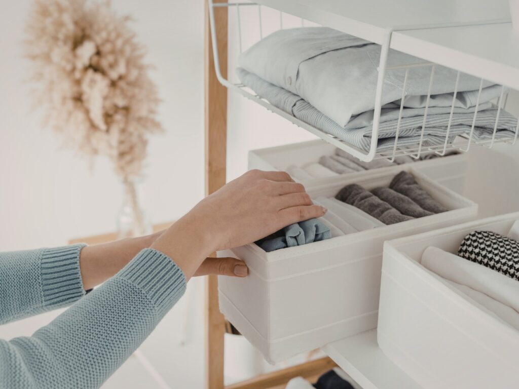 humedad en armarios y ropa con olor