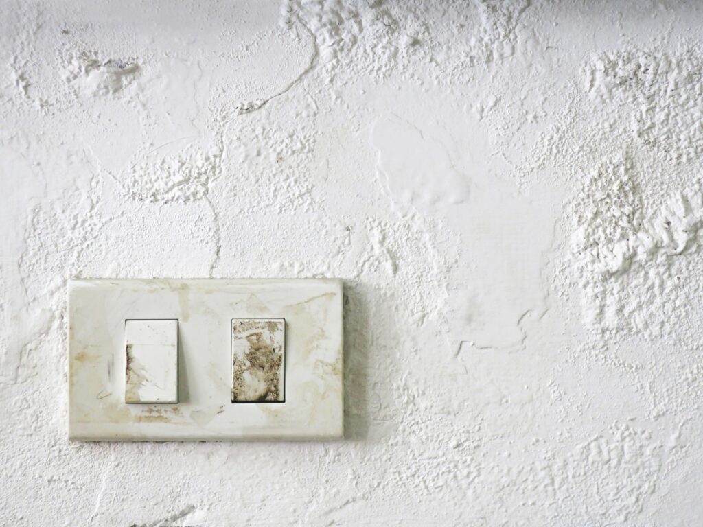 por qué mi casa tiene tanta humedad en paredes