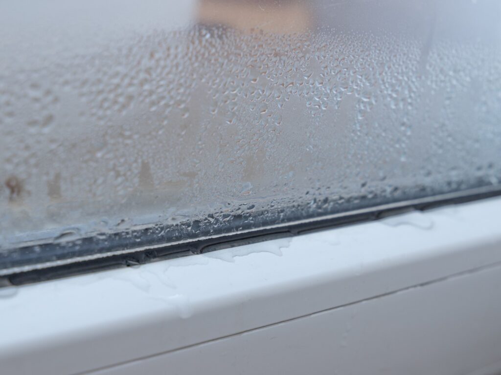 exceso de humedad en casa con condensación en ventanas