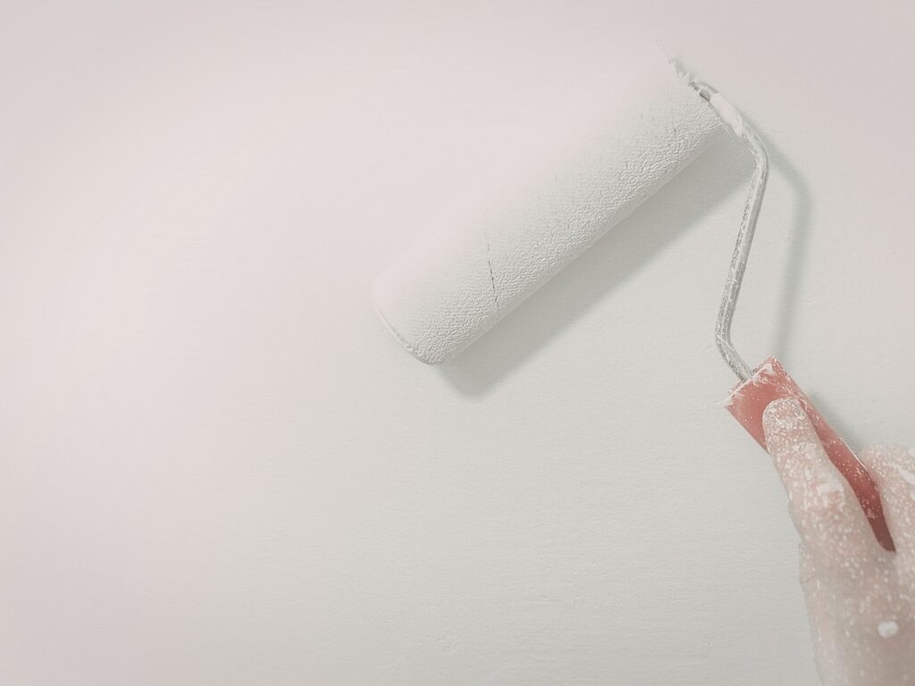 pared interior con manchas de humedad antes de aplicar pintura antihumedad