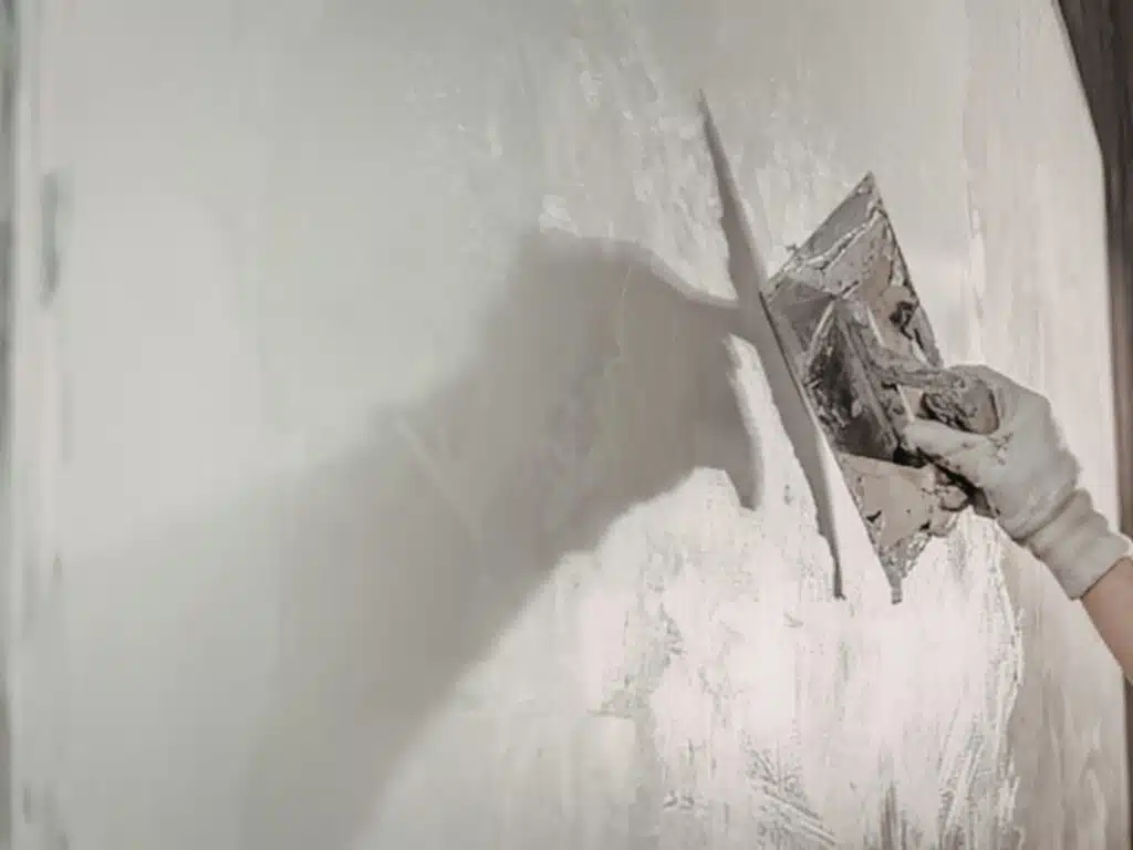 aplicando masilla en grieta de pared