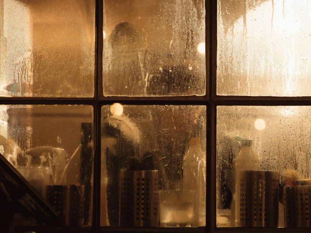 condensacion en ventana por exceso de humedad