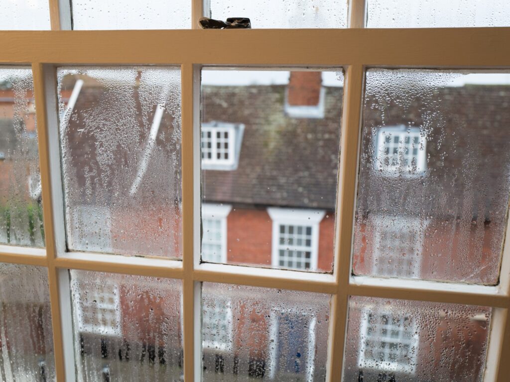 condensacion en ventana por exceso de humedad en casa