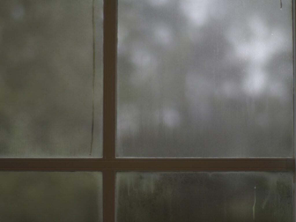 condensación en ventana durante invierno en vivienda