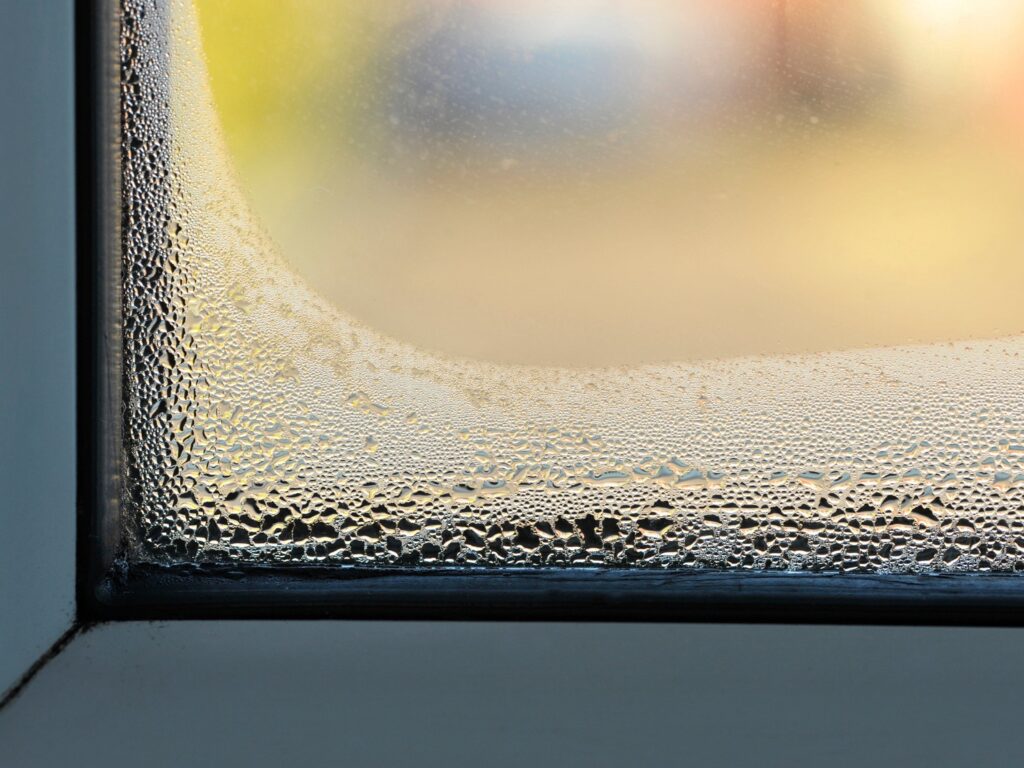 condensacion en ventanas por exceso de humedad