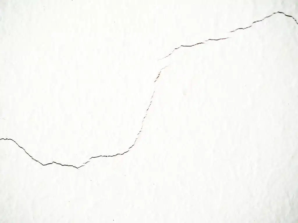 fisura superficial en pared pintada
