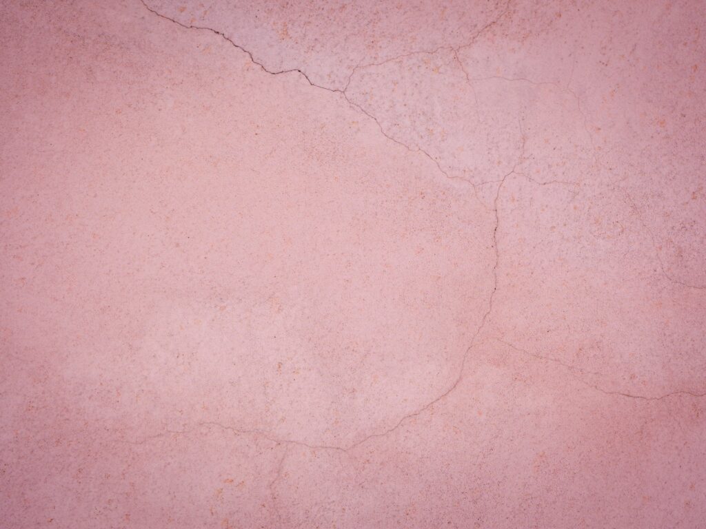 fisura superficial en pared recien construida