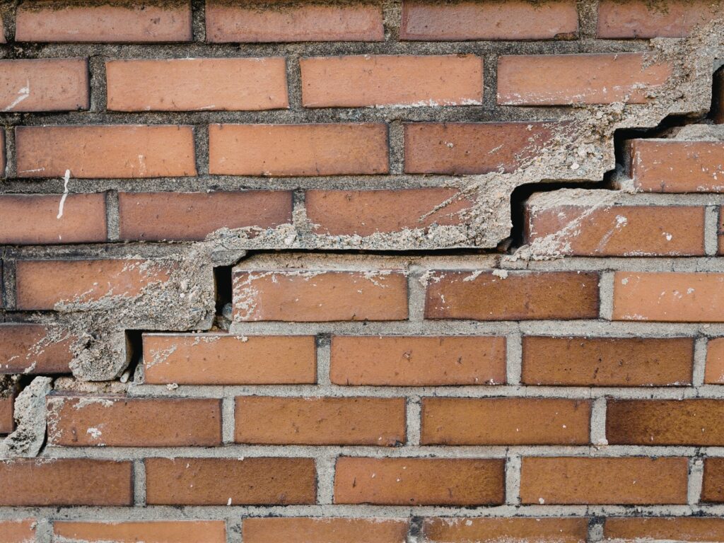 grieta estructural en pared de vivienda