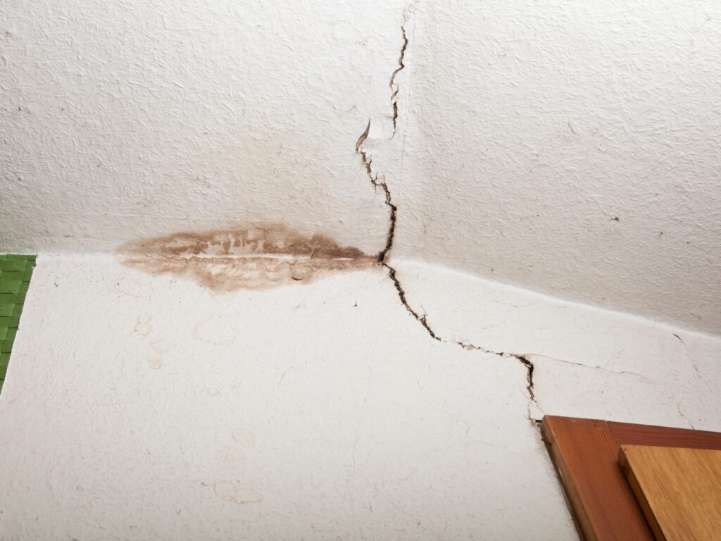 grieta grande en techo potencialmente peligrosa