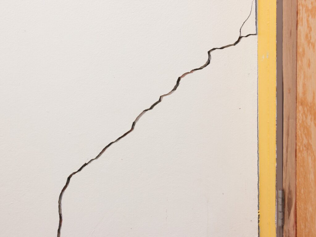 grieta grande en pared de vivienda nueva