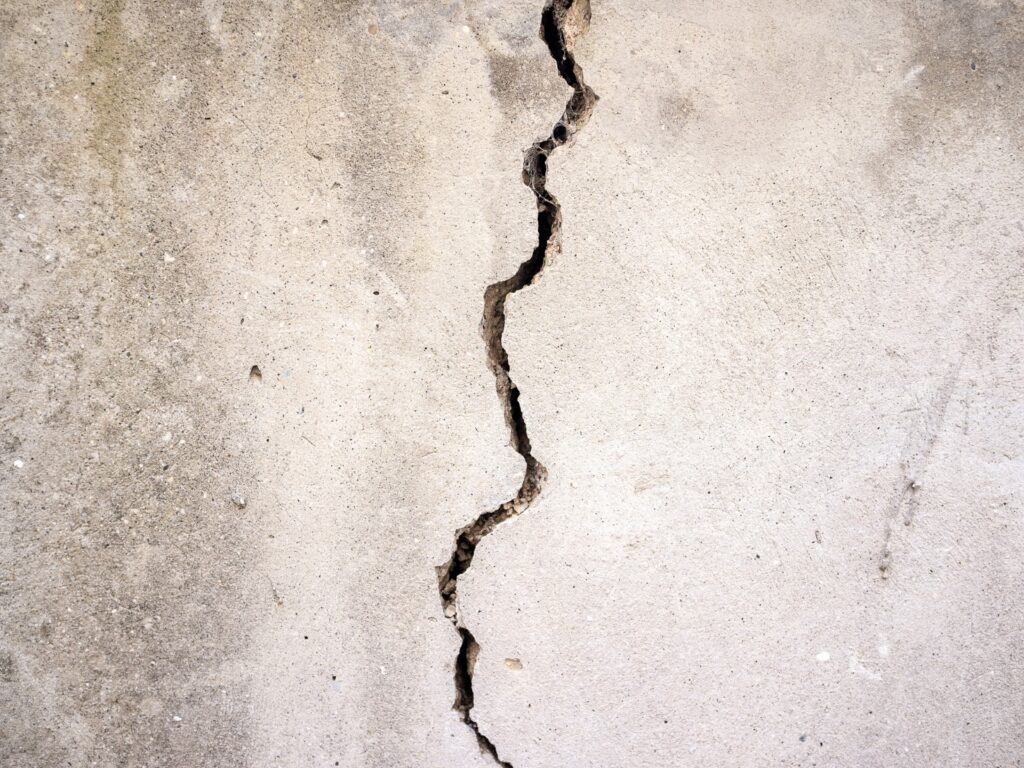 grieta profunda en pared de vivienda