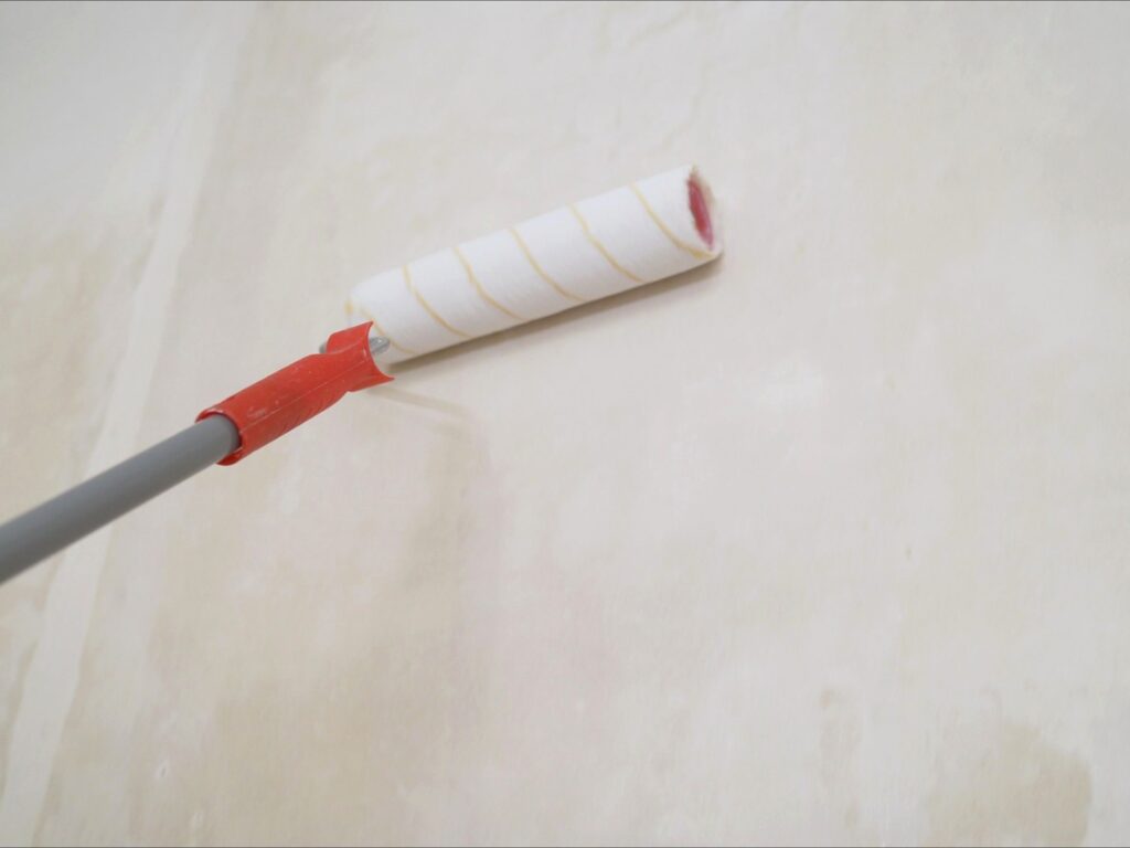 aplicar imprimación antihumedad antes de pintar pared