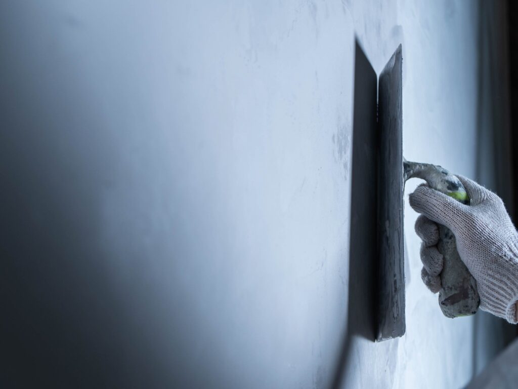 pared reparada después de grieta