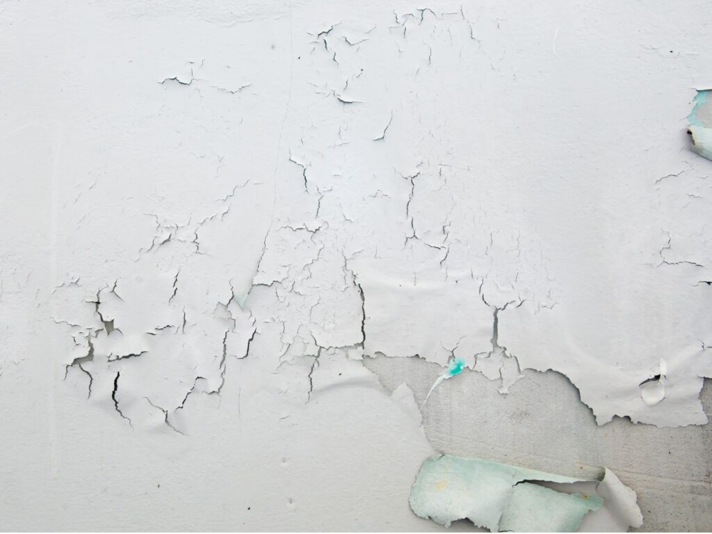 pintura agrietada en pared interior