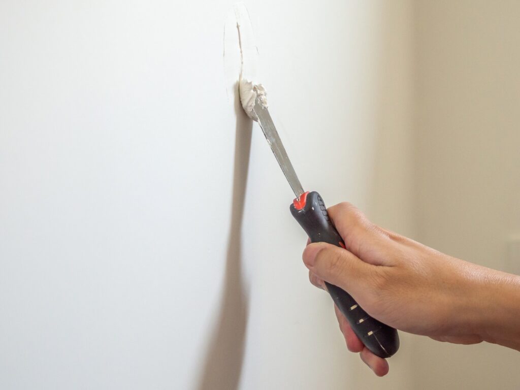 reparación de grieta antes de pintar pared