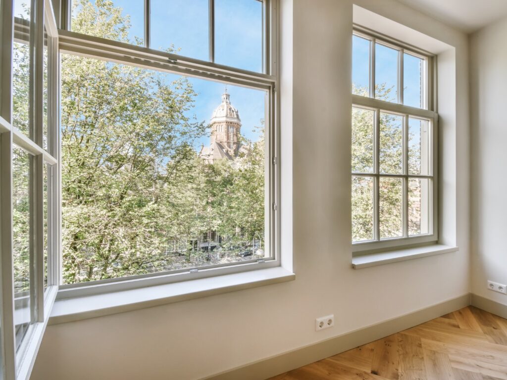 ventanas abiertas para evitar humedad en casa