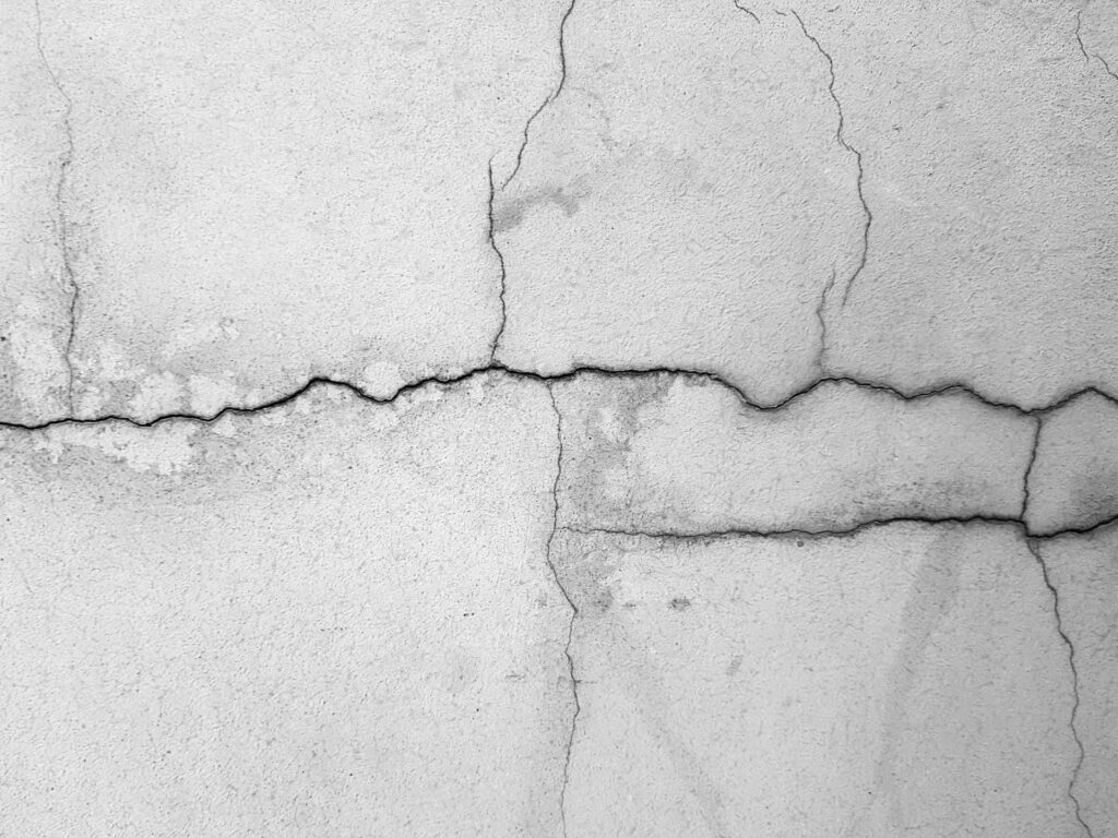 cómo identificar grietas causadas por humedad en pared