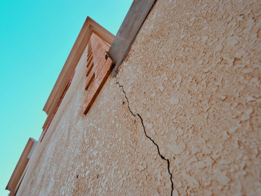 reparación de grieta en fachada exterior paso a paso