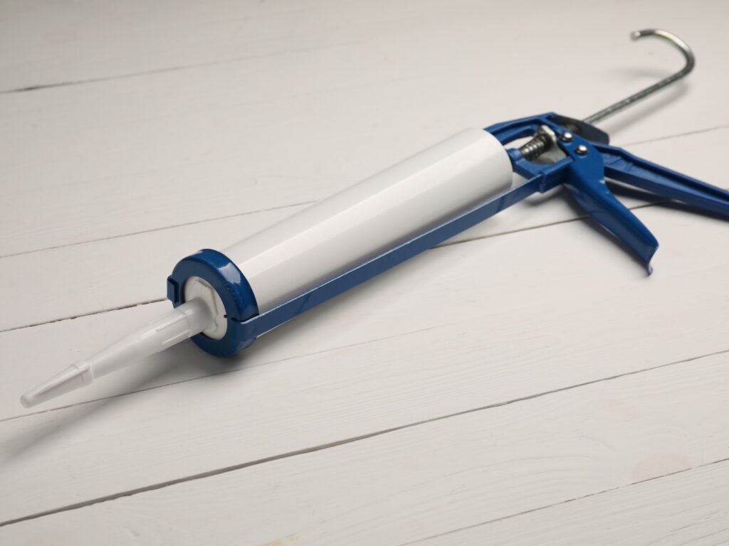 sellado de grietas en azulejos paso a paso