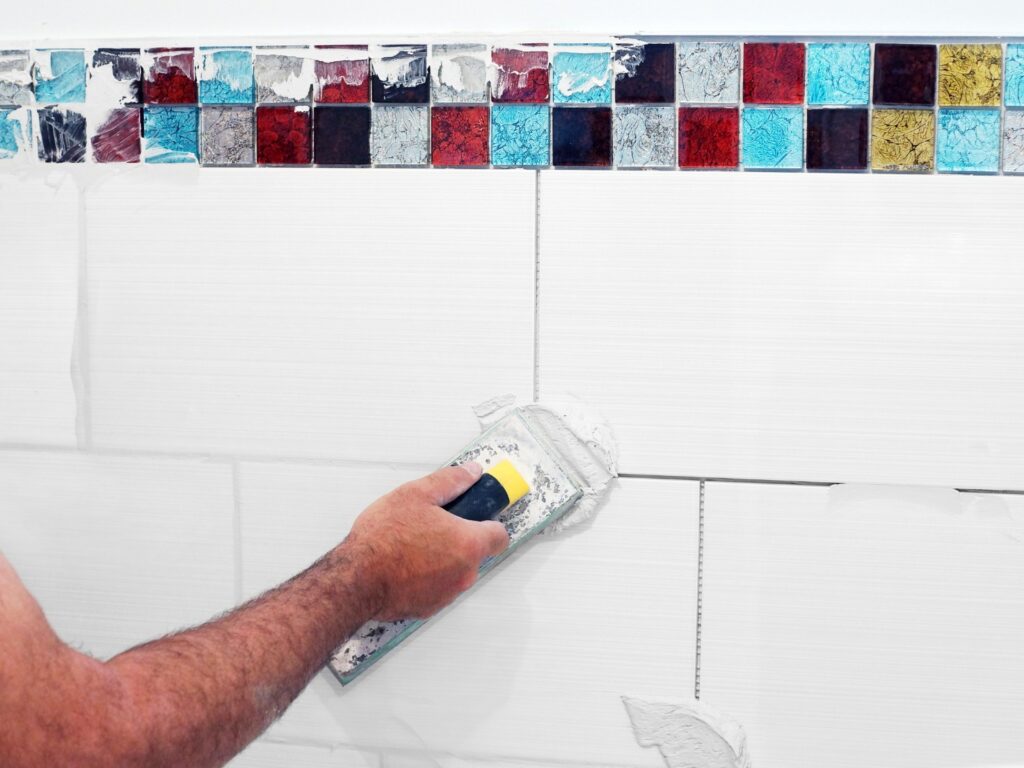 cómo sellar grietas en azulejos