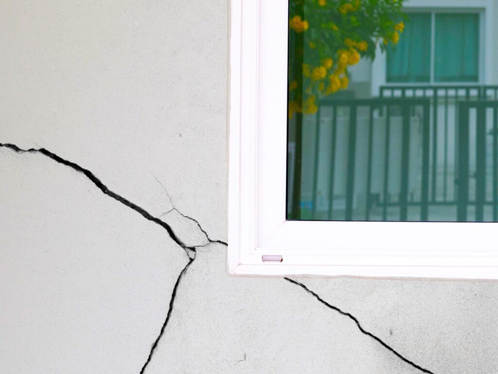 señales de alerta de grietas estructurales en casa