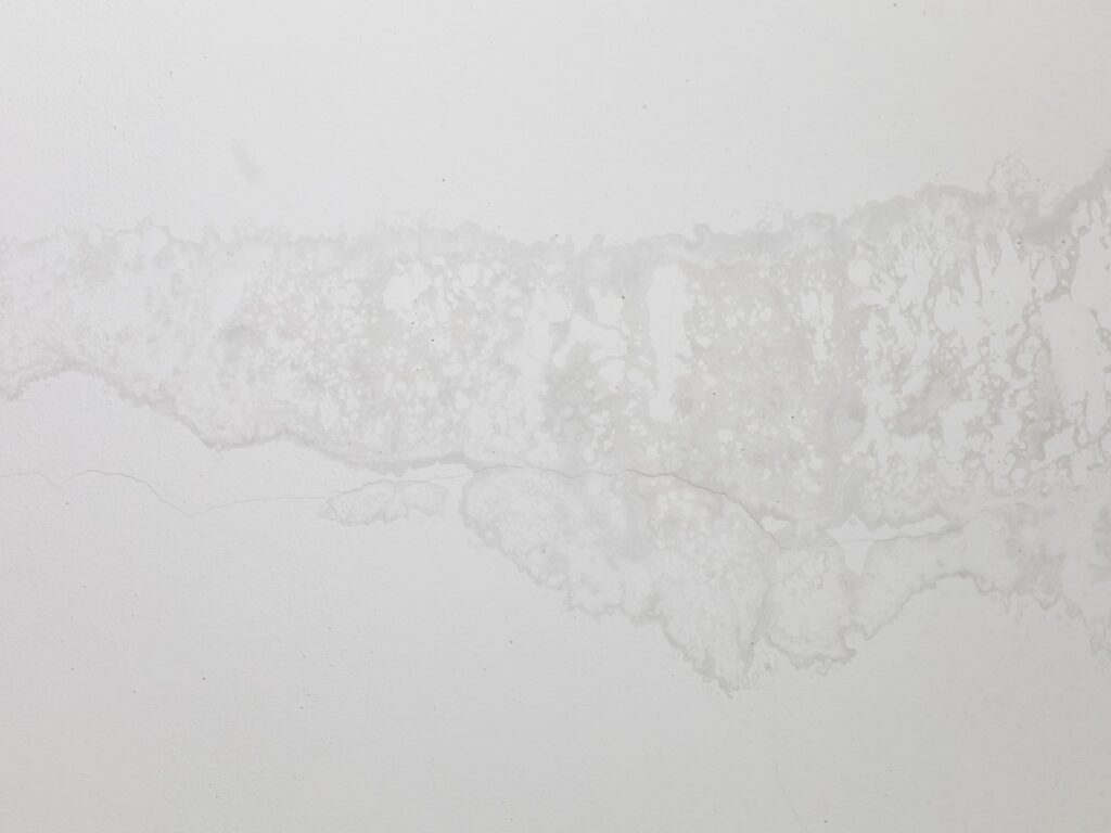 síntomas de filtración de agua en techo y pared