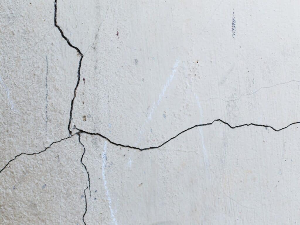 tipos de grietas en esquinas de paredes