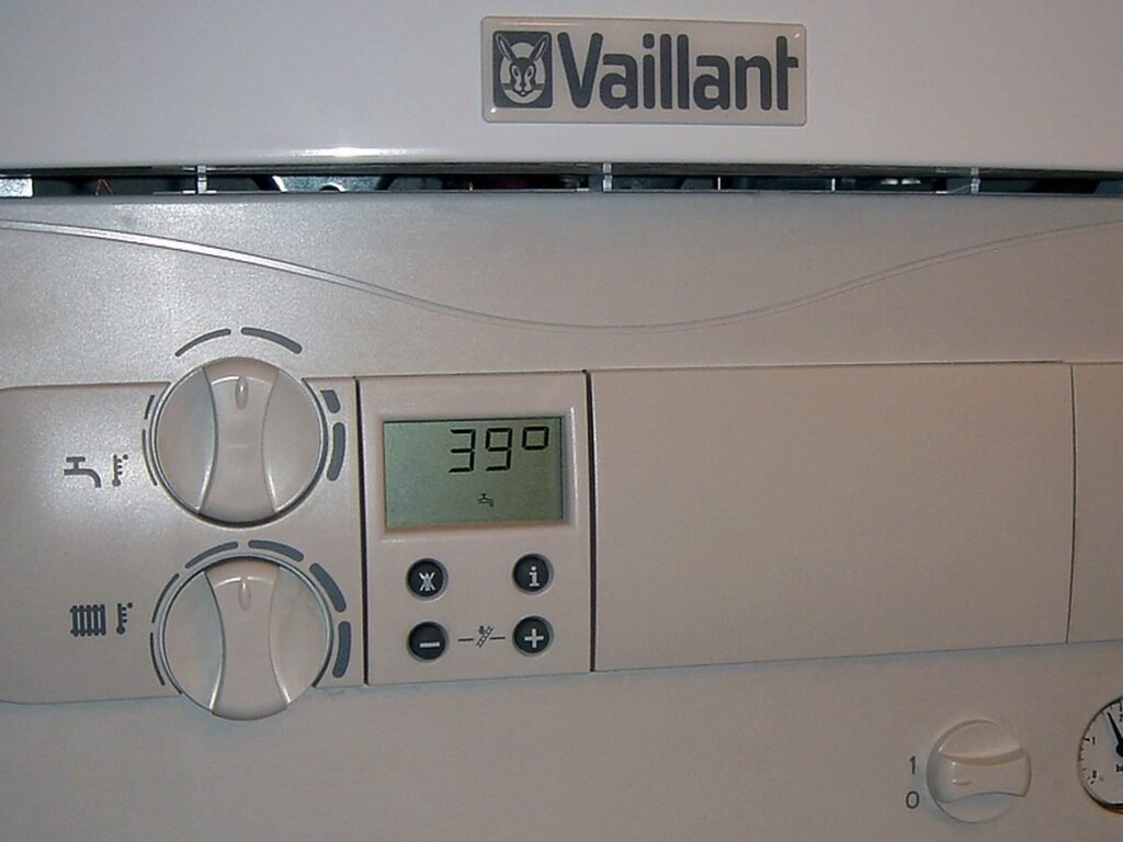 Panel de una caldera de gas con el manómetro de presión