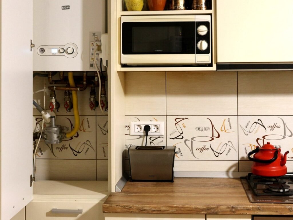 Caldera de gas colgada en la pared de una cocina