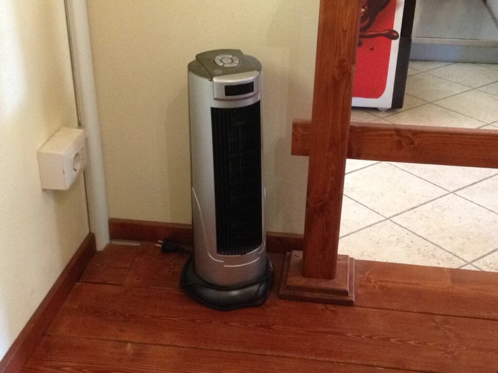 Calefactor de torre en el rincón de una habitación