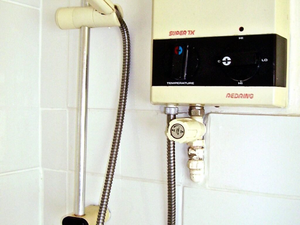 Calentador de agua instalado en la pared de una ducha