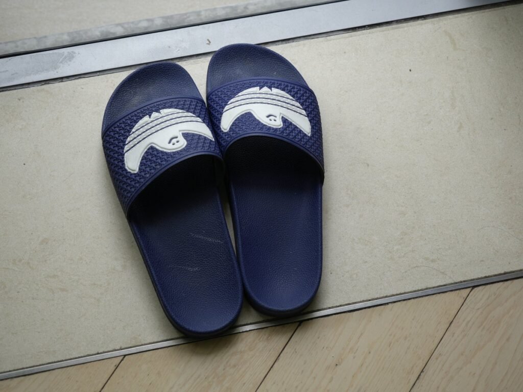 Zapatillas sobre un suelo de baldosa